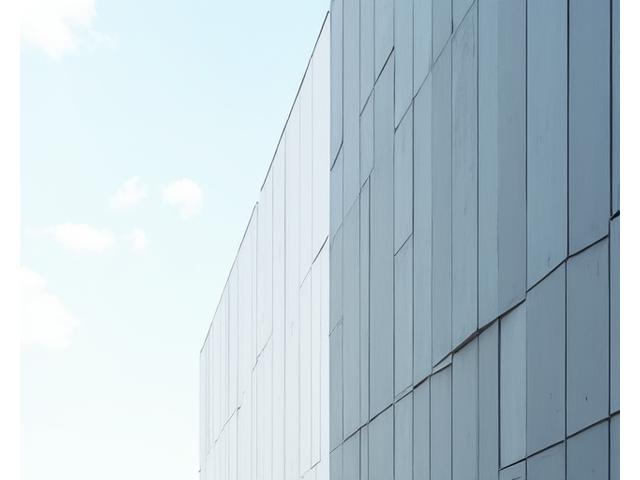 새롭게 코팅되어 깨끗하고 웅장해진 고층 빌딩 외벽